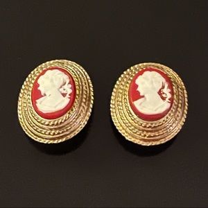 ✨Stunning Cameo Vintage Clip On Earrings